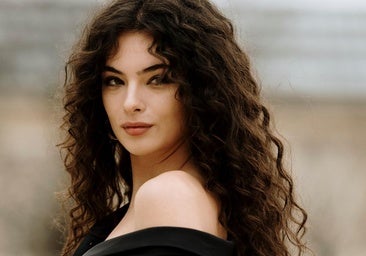 Cómo aumentar el brillo de tu cabello y conseguir un efecto espejo según los peluqueros